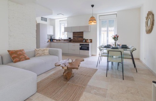 Faubourg Apartment | Grand appartement 4 chambres Centre Nîmes Arènes à pied 8 pers