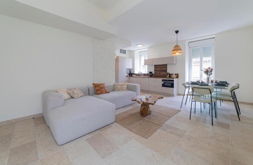 Faubourg Apartment | Grand appartement 4 chambres Centre Nîmes Arènes à pied 8 pers