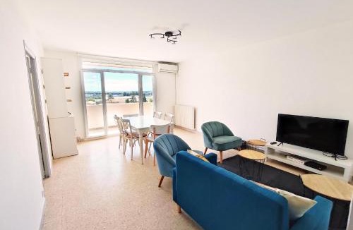 Caremeau Apartment | Grand Appartement Ensoleillé avec Parking