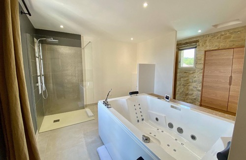 Martignargues House | Grand Luxe Suite GRAFFITI with XXXL whirlpool bath with shared POOL access