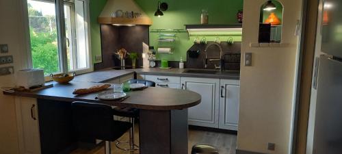 Caumont-sur-Durance Apartment | Grand studio lumineux, entièrement rénové avec jardin