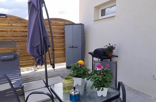 Trets Apartment | green feather studio with terrace overlooking the garden and view of Sainte Victoire