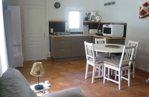 Salon-de-Provence Apartment | Ground floor apartment facing the swimming pool, private property and parking on enclosed grounds