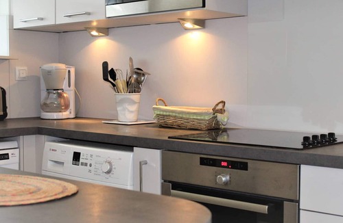 Villeneuve Loubet Beach Apartment | Ground Floor 3-Room Apartment with Terrace & Garden, 5 min to Beach, A/C, Parking, Villeneuve-Loubet