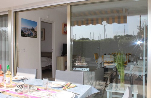 Villeneuve Loubet Beach Apartment | Ground Floor 3-Room Apartment with Terrace & Garden, 5 min to Beach, A/C, Parking, Villeneuve-Loubet