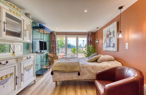 Saint-Just Bed & Breakfast | Guest Room 'Aux Amelierets' with Shared Pool, Shared Terrace and Wi-Fi