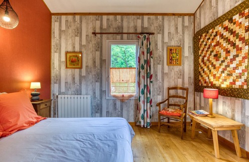 Soubes Bed & Breakfast | Guest Room "Chambre Marissou" with Shared Pool, Terrace, and Wi-Fi