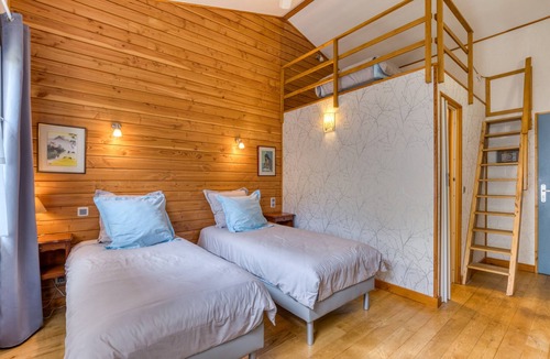 Soubes Bed & Breakfast | Guest Room “Chambre Paul” with Shared Pool, Terrace & Wi-Fi