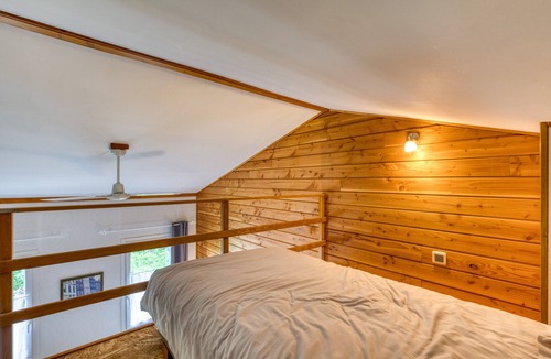Soubes Bed & Breakfast | Guest Room “Chambre Paul” with Shared Pool, Terrace & Wi-Fi