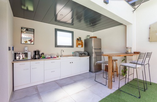 Treilles Apartment | Guest Room 'L'Occitane' with Direct Access to Shared Pool, Outdoor Lounge, and Wi-Fi