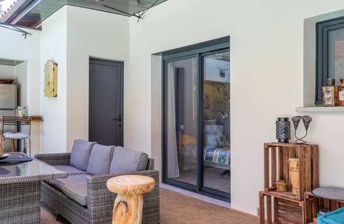 Treilles Apartment | Guest Room 'L'Occitane' with Direct Access to Shared Pool, Outdoor Lounge, and Wi-Fi
