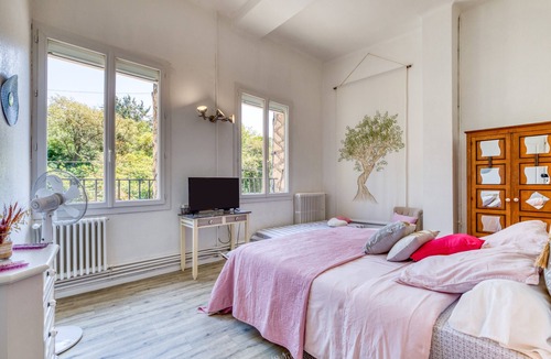 Balaruc-le-Vieux Bed & Breakfast | Guest Room 'La Bouzigaude Family Suite' with Shared Terrace, Garden, and Wi-Fi
