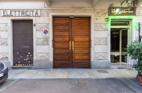 Crocetta Apartment | GuestHost - Apartment located in an elegant and commercial area (just over 5 minutes walk from Piazza Crocetta) well served by bus and tram to the city center; 10 minutes from the Polytechnic University of Turin.Possibility of paid parking under the hous