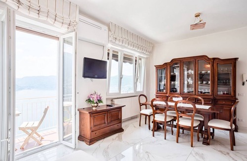 Cernobbio Apartment | GuestHost - Bright and welcoming studio apartment located in Cernobbio in an elevated position, in a hilly and residential area of the village! The apartment boasts a truly superb lake view: you can admire a unique panorama, which ranges from the swimmin