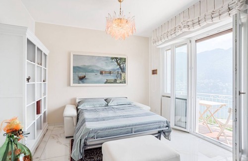 Cernobbio Apartment | GuestHost - Bright and welcoming studio apartment located in Cernobbio in an elevated position, in a hilly and residential area of the village! The apartment boasts a truly superb lake view: you can admire a unique panorama, which ranges from the swimmin