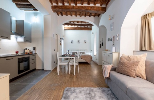 Sant'Antonio Apartment | GuestHost - Charming 45 sqm studio apartment that can accommodate up to 4 people, located on the ground floor of a building (2 steps to access). The accommodation is located in the city center, in the restricted traffic zone, a few steps from the Palazzo