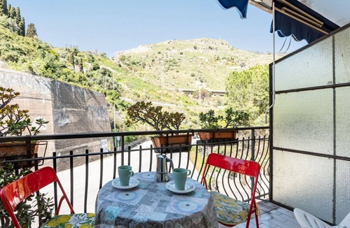 Spisone Apartment | GuestHost - Please note that from 20 May 2025 to 5 June 2025 the facade will be under construction.Cozy 41 sqm studio flat with sea view, perfect for 4 people, located on the ground floor of a building. The property is located in the Spisone area (Taormi