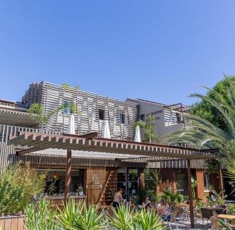 Aigues-Mortes Hotel | Hôtel les jardins du canal - piscine chauffée - solaire eco responsable - parking - garage - bornes électriques - accueil vélos - kids friendly