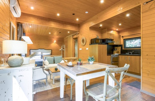 Arpaillargues-et-Aureillac House | Holiday Home 'Lodge Campagne Chic 3 - Mas De Rey' with Private Terrace, Wi-Fi and AC