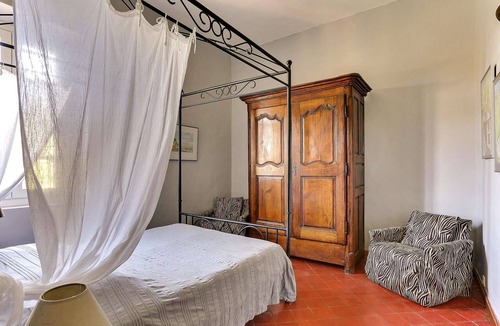 Entraigues-sur-la-Sorgue House | Holiday home with airconditioning, heated pool, peaceful countryside setting