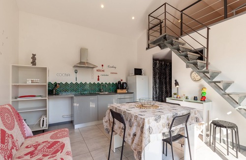 Saint-Mitre-les-Remparts House | Holiday Home 'Mexico' with Balcony and Air Conditioning
