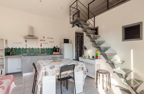 Saint-Mitre-les-Remparts House | Holiday Home 'Mexico' with Balcony and Air Conditioning