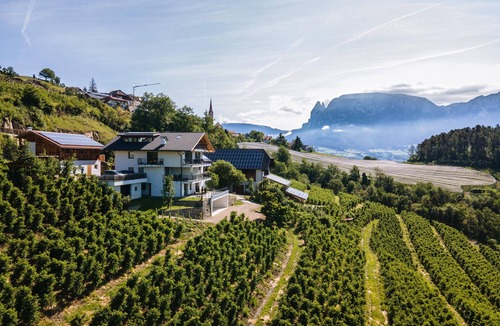 Renon Apartment | Holiday Apartment "Thalerhof Naturae Lignum" with Mountain View, Garden & Wi-Fi