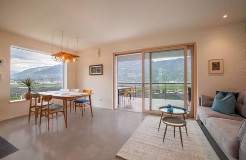 Cermes Apartment | Holiday Apartment "Das Eckige" with Mountain View, Wi-Fi, Garden & Terrace