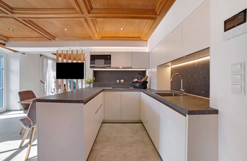 Parcines Apartment | Holiday Apartment 'Goschtstub' with Mountain View, Private Terrace and Wi-Fi
