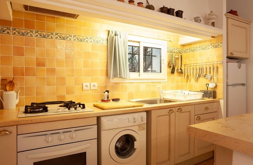 Ceyreste Apartment | Holiday Apartment "Les Cigales" with Mountain View, Private Garden & Wi-Fi
