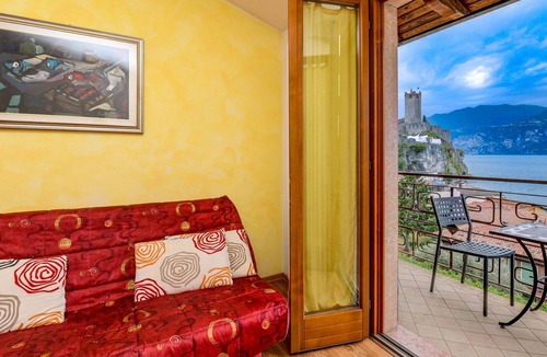 Malcesine Apartment | Holiday Apartment with Wi-Fi, Air Conditioning, Pool and Garden; Garage available; Pets allowed