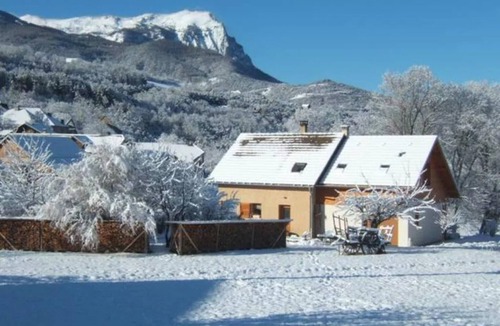 Les Sagnieres Apartment | Holiday Apartment with Lake and Mountain View