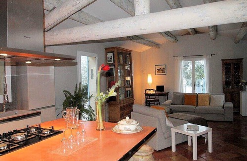 Cucuron House | Holiday cottage in Cucuron, Luberon, intimate plot, pool, pets allowed