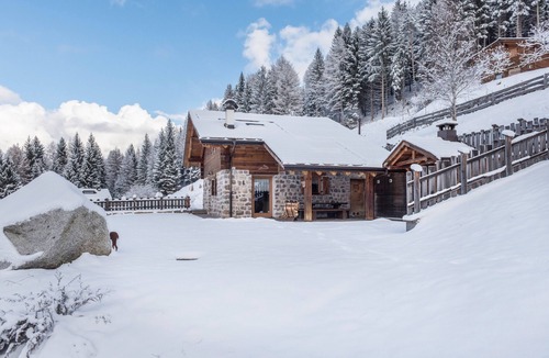 Bedollo House | Holiday Home "Baita Nonno Ghino" with Mountain View, Garden and Wi-Fi