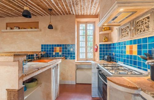 Tavernes House | Holiday Home 'Demeure Vigneronne Avec Jardin' with Mountain View, Private Terrace and Wi-Fi