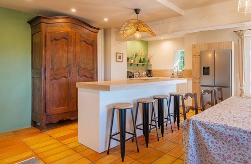 Cabrieres-dʼAigues House | Holiday Home “Mas Les Espinettes” with Mountain View, Private Pool & Wi-Fi