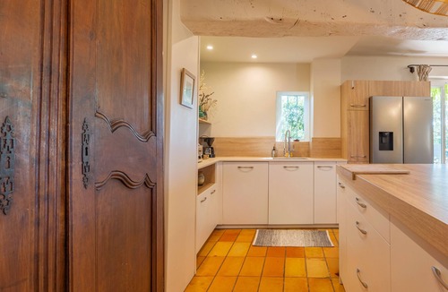 Cabrieres-dʼAigues House | Holiday Home “Mas Les Espinettes” with Mountain View, Private Pool & Wi-Fi