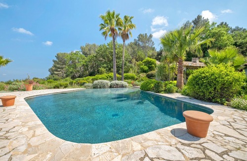 Les Maillans House | Holiday Home 'Pool House Du Clos Sainte Marie' with Sea View, Shared Pool and Wi-Fi