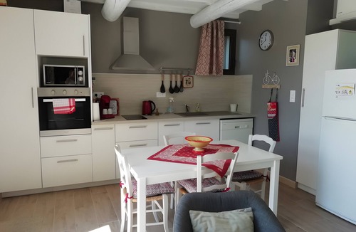 Mouries House | Holiday Home 'Gîte Giulia' with Shared Pool, Wi-Fi and Air Conditioning