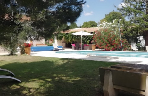 Mouries House | Holiday Home 'Gîte Giulia' with Shared Pool, Wi-Fi and Air Conditioning