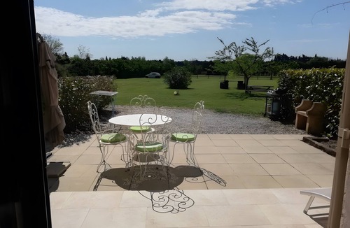 Mouries House | Holiday Home 'Gîte Giulia' with Shared Pool, Wi-Fi and Air Conditioning