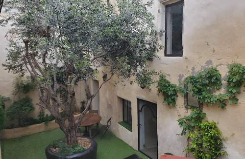 Barbentane House | Holiday Home 'Gite La Paloma' with Wi-Fi and Air Conditioning