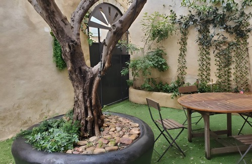 Barbentane House | Holiday Home 'Gite La Paloma' with Wi-Fi and Air Conditioning