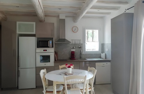 Mouries House | Holiday Home 'Gîte Solène' with Shared Pool, Wi-Fi and Air Conditioning