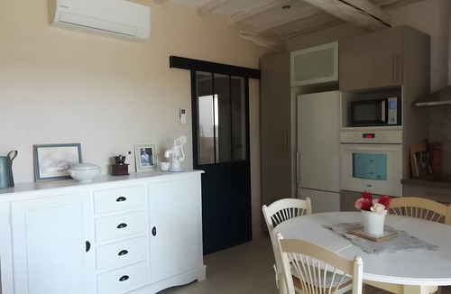 Mouries House | Holiday Home 'Gîte Solène' with Shared Pool, Wi-Fi and Air Conditioning