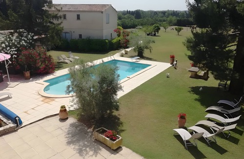 Mouries House | Holiday Home 'Gîte Solène' with Shared Pool, Wi-Fi and Air Conditioning