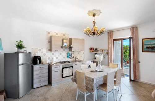 Ercolano House | Holiday Home 'Holydayshouse' with Mountain View, Wi-Fi and Air Conditioning