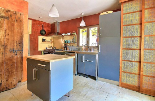 Salernes House | Holiday Home "House Pool Out in The Wilds" with Shared Pool and Wi-Fi