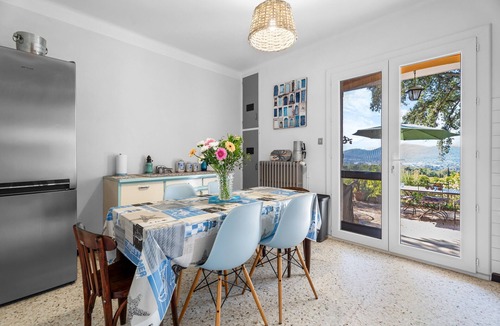 Hyeres House | Holiday Home 'Hyeres Rez De Villa' with Sea View, Private Terrace and Wi-Fi