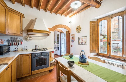 Gaiole in Chianti House | Holiday Home 'L'arco Della Fonte' with Private Terrace, Wi-Fi and Air Conditioning